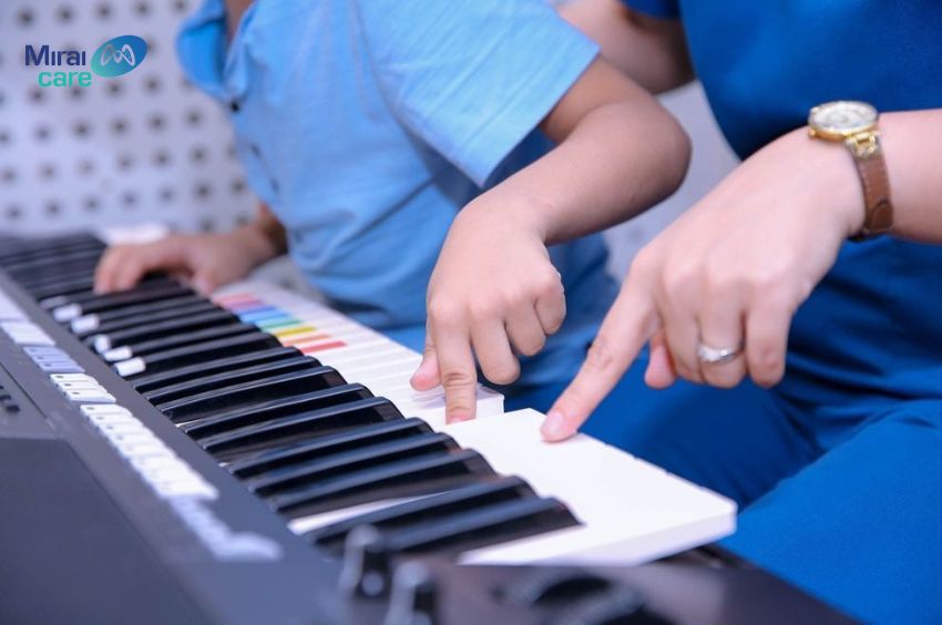 Âm nhạc trị liệu cho trẻ tự kỷ sẽ giúp trẻ cải thiện hành vi