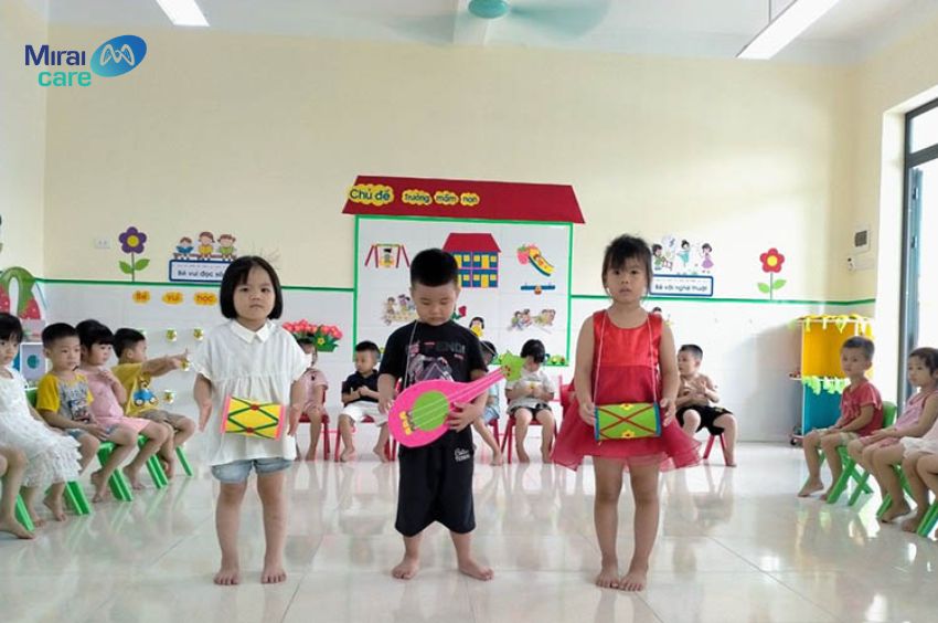 Trẻ tự kỷ chơi các trò chơi âm nhạc đơn giản