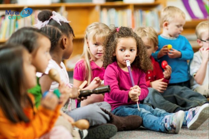 Tùy tình trạng của bé mà gia đình có thể cho học theo nhóm hoặc cá nhân