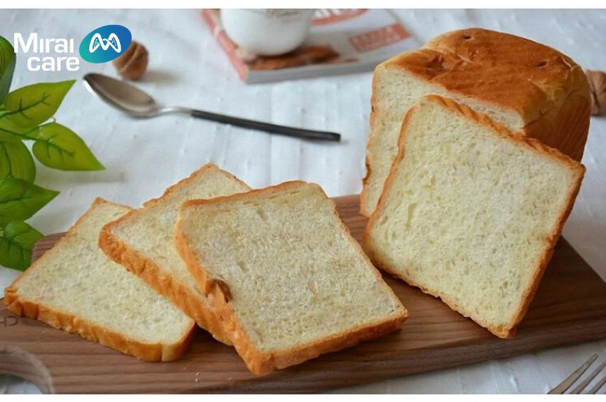 Bánh mì sandwich mềm giúp trẻ dễ cầm và ăn hơn