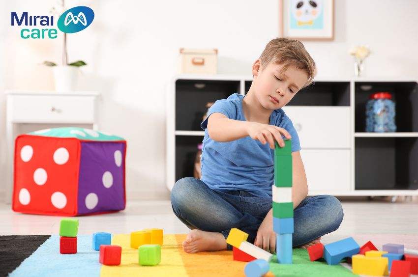 Biểu hiện tự kỷ ngày càng rõ hơn khi các em lên 7 tuổi