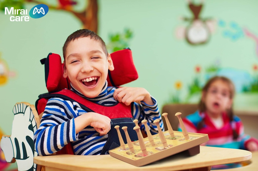 Bố mẹ nên bình tĩnh và hành động càng sớm càng tốt khi phát hiện con bị bại não