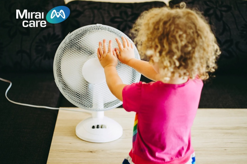 Cha mẹ cần cảnh giác khi thấy trẻ chăm chú nhìn một vật