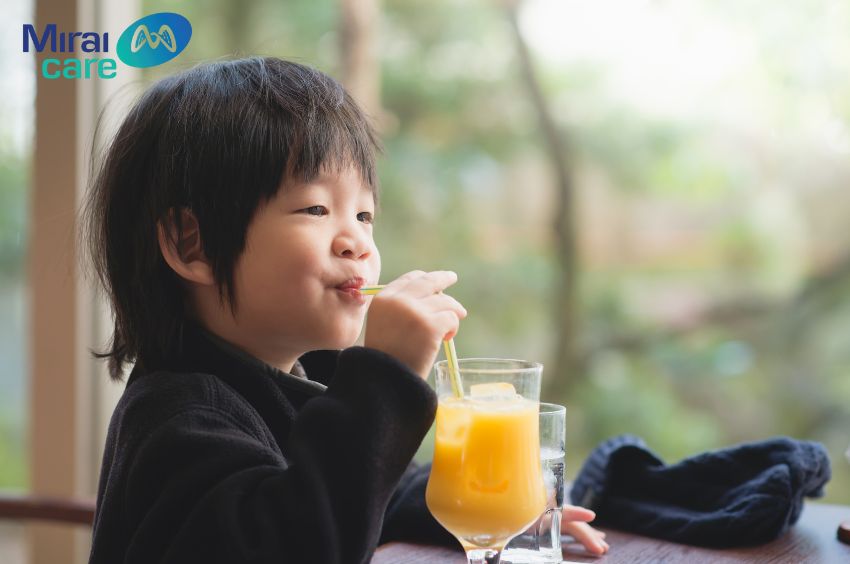Cha mẹ hãy kết hợp khéo léo nước cam vào chế độ ăn của con nhằm cung cấp đủ chất dinh dưỡng cần thiết cho con