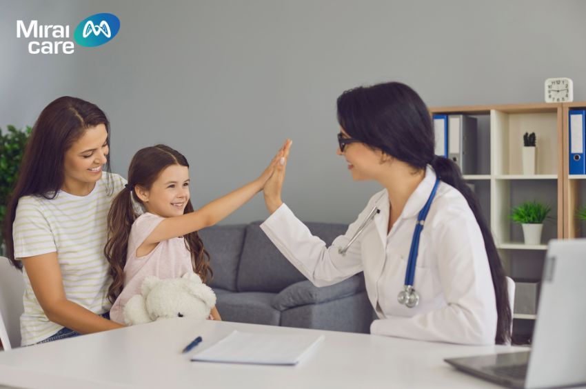 Cha mẹ nên đưa trẻ đến bác sĩ và có những biện pháp can thiệp kịp thời nhất