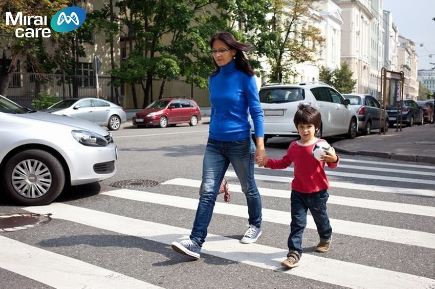 Cha mẹ nên khuyến khích, dành lời khen cho con khi con băng qua đường đúng