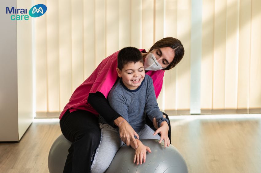 Chăm sóc trẻ bại não cần sự kiên trì, hiểu biết và những phương pháp đúng đắn
