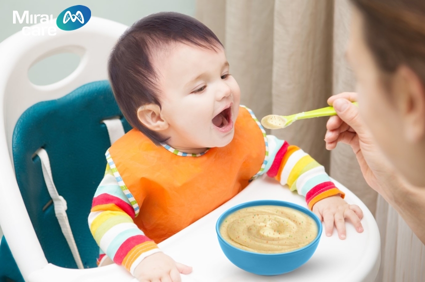 Nên xay nhuyễn thức ăn cho trẻ hoặc dạng lỏng cho trẻ dễ ăn
