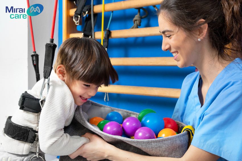 Chăm sóc vận động và hỗ trợ giao tiếp là các quá trình quan trọng trong việc chăm sóc trẻ bại não