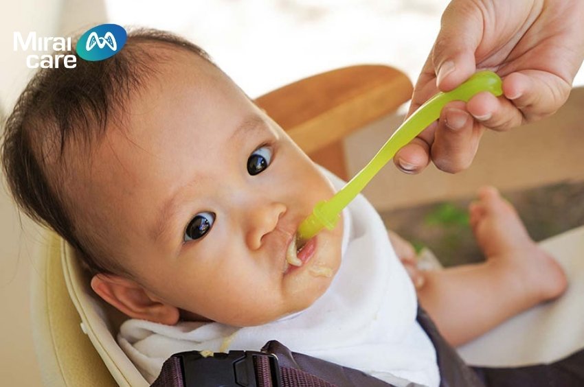 Nên cho trẻ ăn ở môi trường yên tĩnh để con tập trung ăn uống