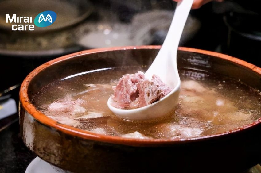 Collagen, gelatin: từ da gà, chân giò, nước dùng xương