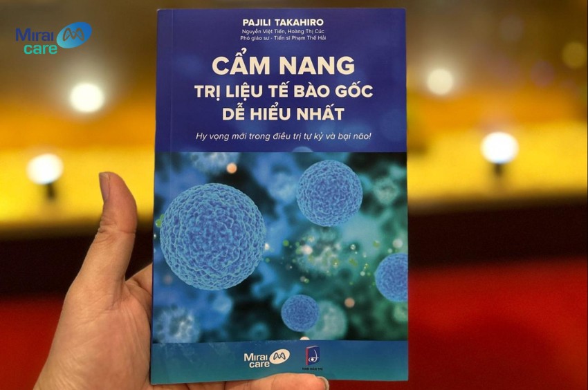 Cuốn sách “Cẩm nang trị liệu tế bào gốc dễ hiểu nhất” trong chuyến công tác Nhật Bản