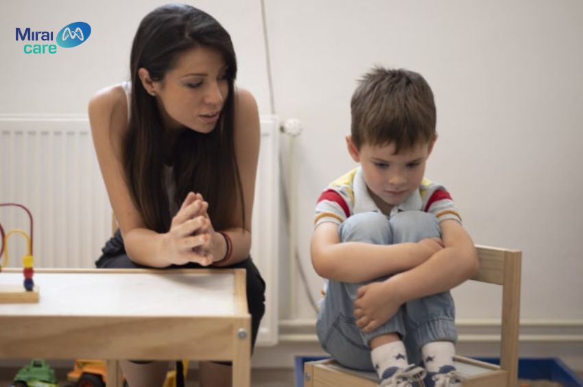 Cha mẹ cần n&oacute;i chuyện với trẻ tự kỷ về việc học bơi