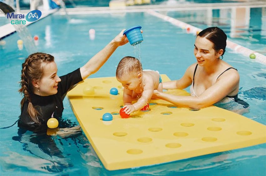 Trước khi cho con học, cha mẹ cần cho con l&agrave;m quen với bể bơi