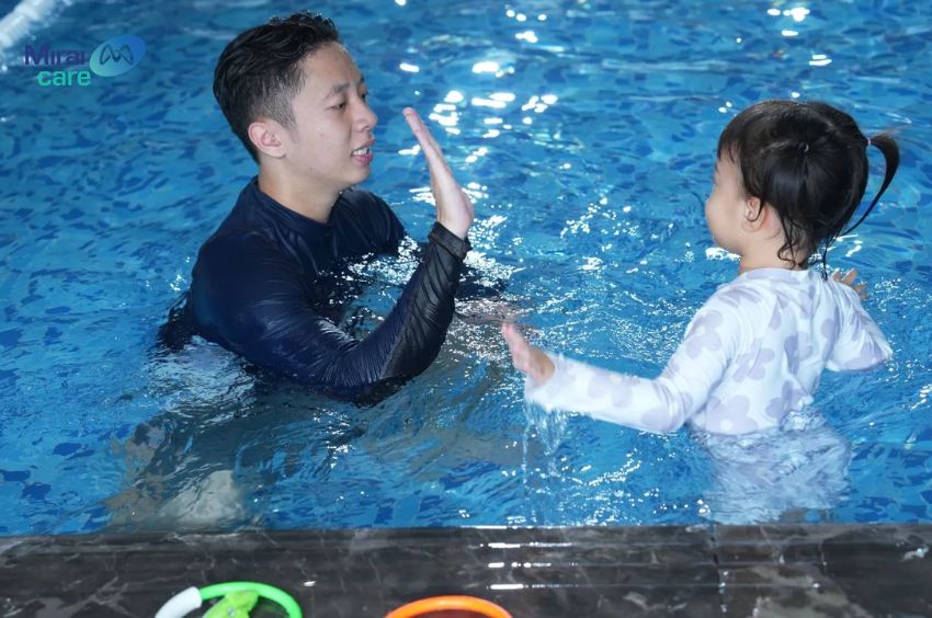 Khi con c&oacute; tiến bộ, cha mẹ n&ecirc;n khen ngợi