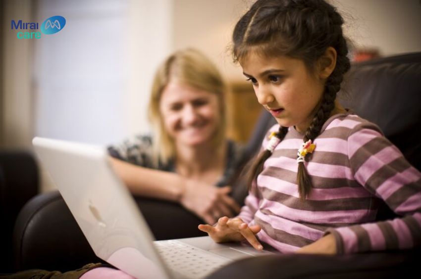 Cho trẻ tự kỷ xem tranh, s&aacute;ch, video bằng tiếng Anh