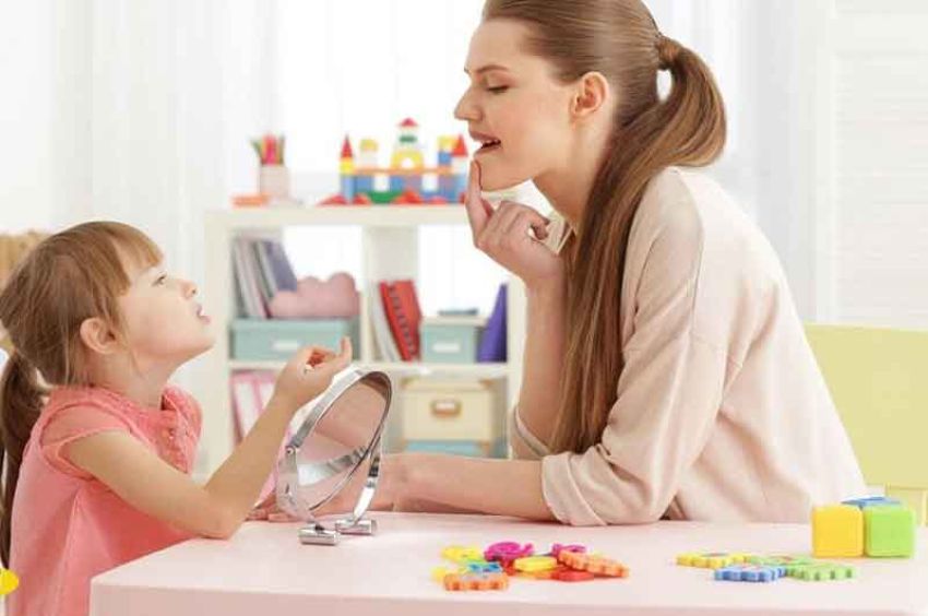 Trẻ tự kỷ không biết “bật âm” liên quan đến sự phát triển thần kinh và kỹ năng giao tiếp