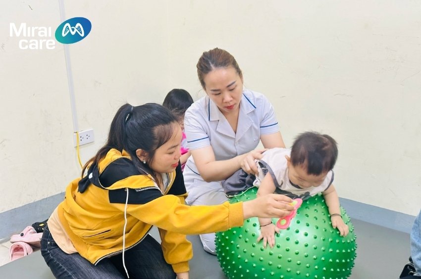 Duy trì tư thế đúng sẽ giúp giảm cảm giác đau cho trẻ
