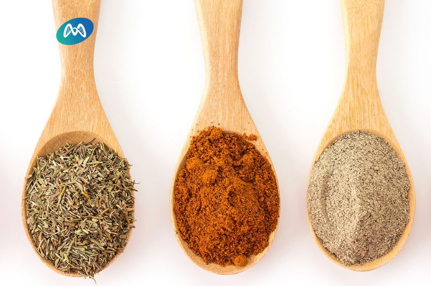 Gia vị tự nhiên: muối biển, tiêu, nghệ, gừng tươi (không chứa phụ gia)