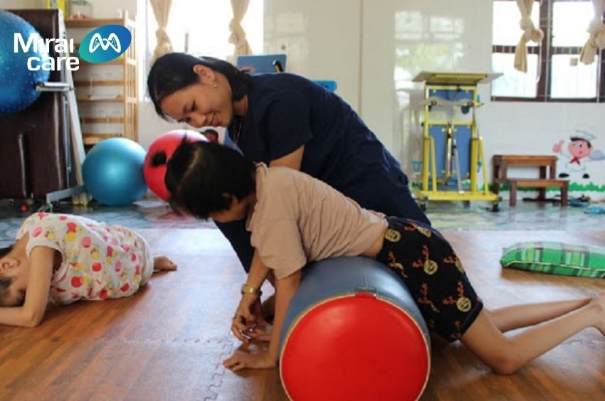 Chú ý đến tư thế của bé khi thực hiện vật lý trị liệu