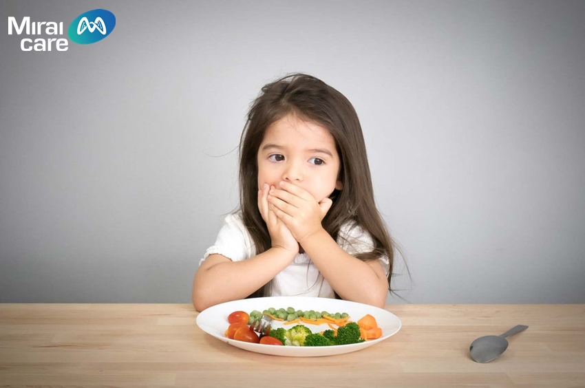 Hành vi kén ăn kéo dài ảnh hưởng nghiêm trọng đến sức khỏe của trẻ tự kỷ