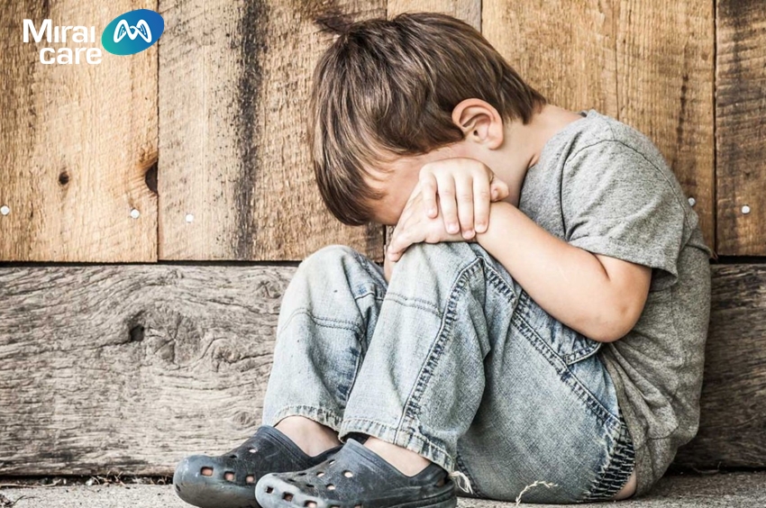 Khác với trẻ tự kỷ, trẻ bình thường sẽ thấy đau khi bị thương hoặc va đập