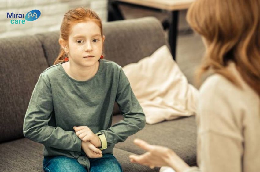 Trẻ tự kỷ thường không giao tiếp bằng mắt khi trò chuyện