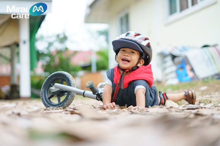 Khi bị ngã, có trẻ cảm thấy bình thường, thậm chí còn cười