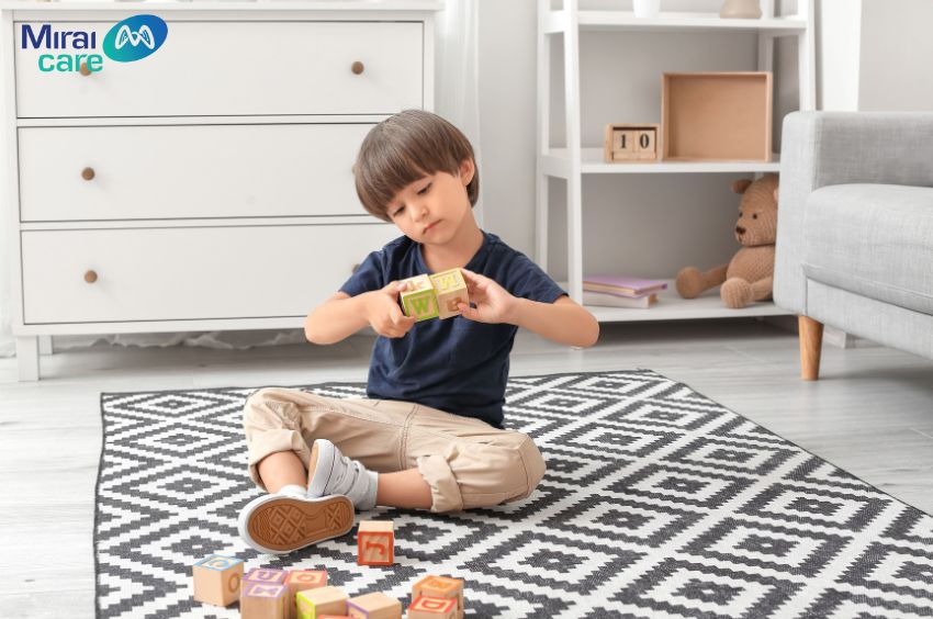 Khi trẻ không thích giao tiếp đặc biệt ở trẻ có hứng thú với chữ cái thì rất có thể đây là dấu hiệu của chứng tự kỷ