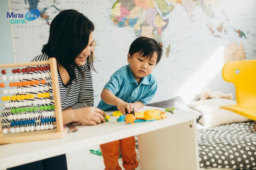 Dạy trẻ tự kỷ đ&uacute;ng c&aacute;ch đ&oacute;ng vai tr&ograve; quyết định trong việc gi&uacute;p trẻ ph&aacute;t triển