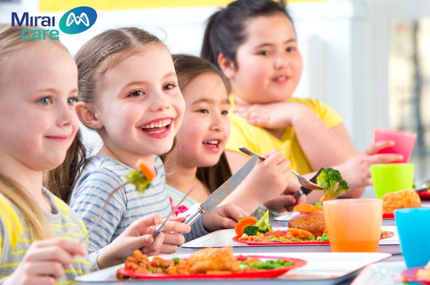 Lựa chọn các thực phẩm có đường kết hợp điều chỉnh khẩu phần ăn một cách từ từ cho trẻ tự kỷ