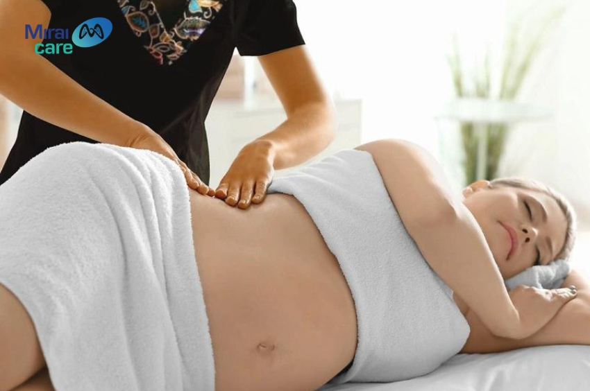 Massage thư giãn giúp cơ lưng của mẹ bầu được thoải mái, giảm tình trạng đau nhức