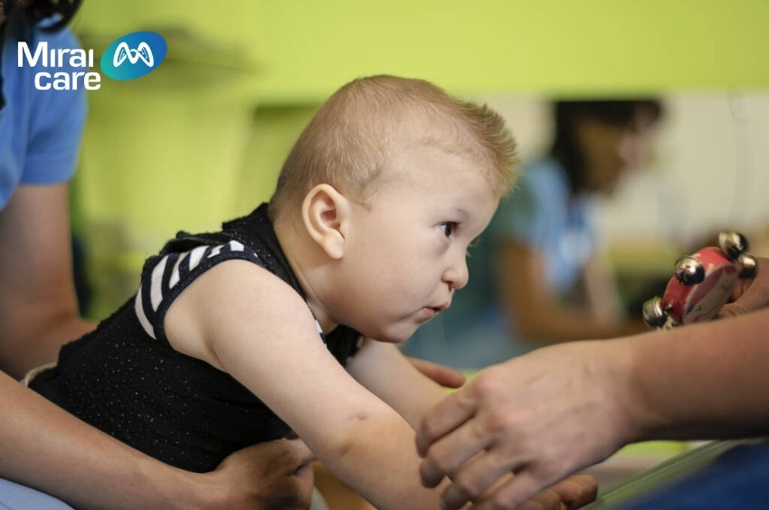 Bế trẻ đúng tư thế là một trong những điều quan trọng mà phụ huynh cần chú ý đến