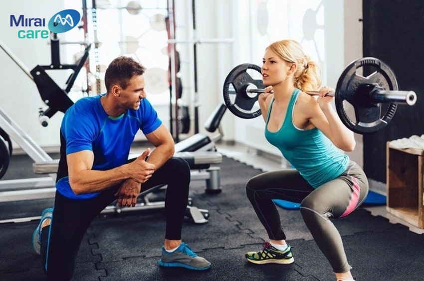 Người thoái hóa khớp tập gym theo hướng dẫn của huấn luyện viên