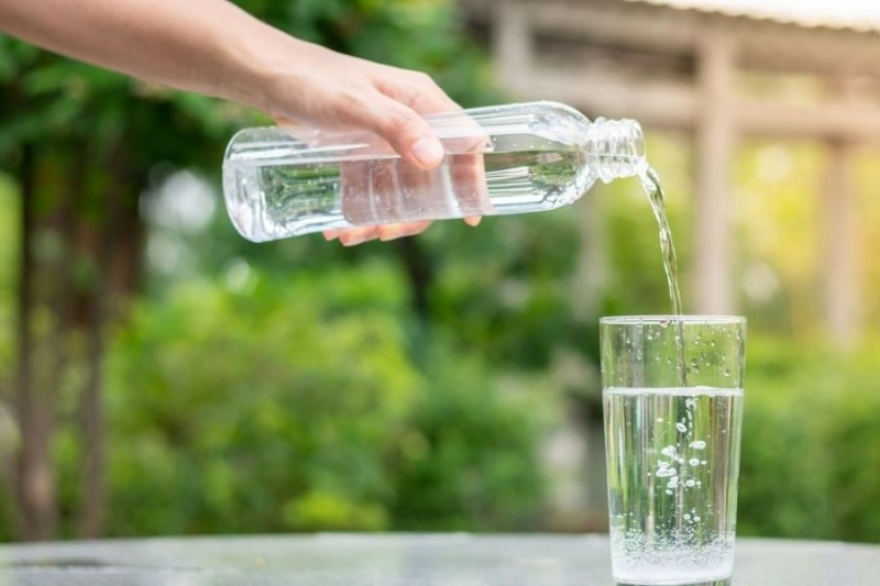 lười uống nước là một nguyên nhân dẫn đến suy thận