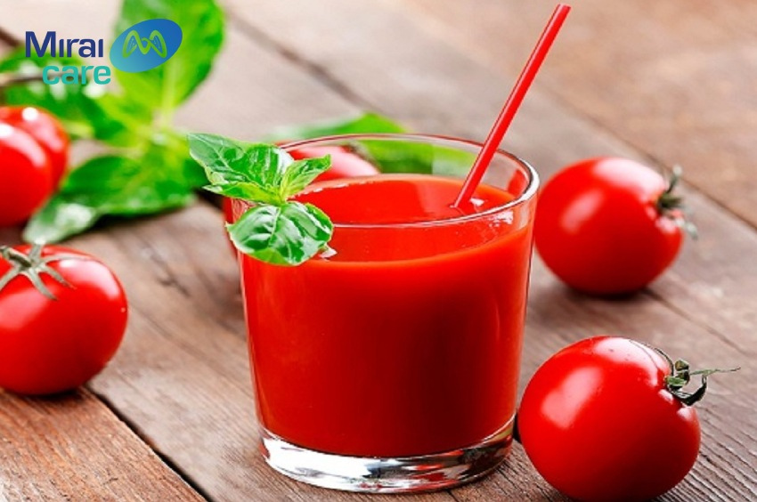 Nước ép cà chua với vị thơm ngọt đặc trưng sẽ giúp bạn có làn da trắng sáng