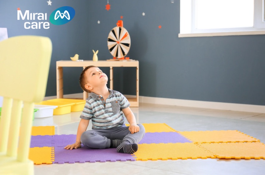 Phân biệt giữa trẻ phát triển điển hình và cảnh báo sớm rối loạn phổ tự kỷ