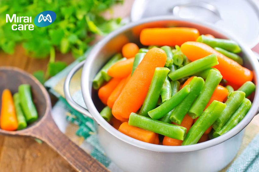 Rau củ nấu chín mềm: cà rốt, bí đỏ, củ cải, hành tây, bông cải xanh, mồng tơi…