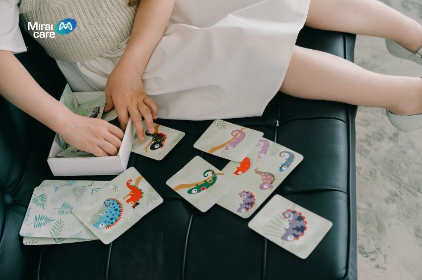 Sử dụng thẻ hình ảnh giúp trẻ tự kỷ dễ hiểu và tập trung hơn