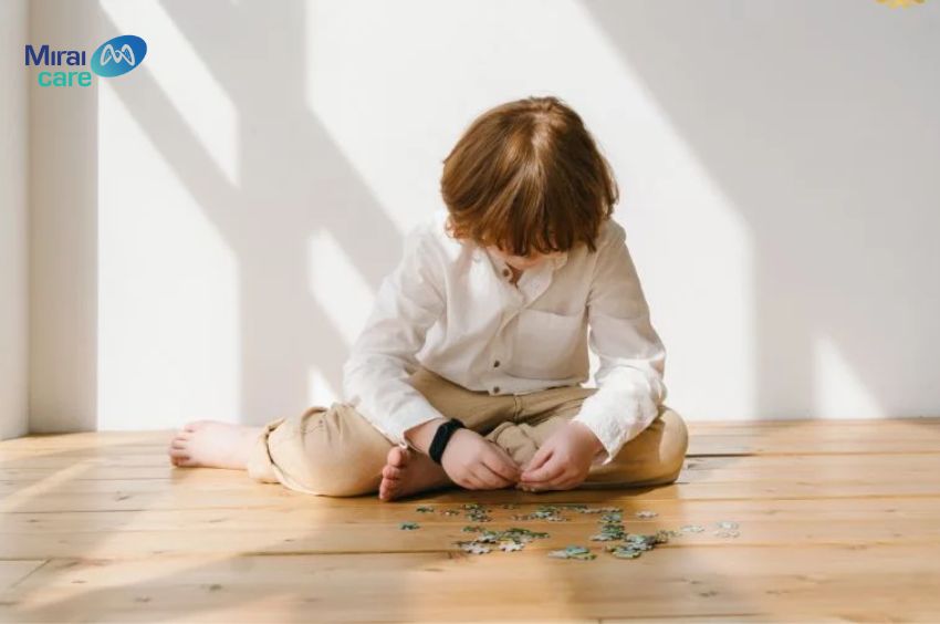 Rối loạn phổ tự kỷ (ASD) được nhận diện thông qua một nhóm đặc điểm cốt lõi