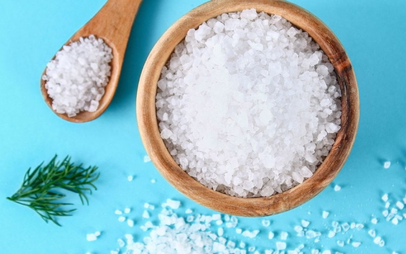 lưu ý về thực đơn 7 ngày cho người suy thận: Hạn chế dùng muối
