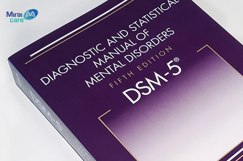 Ti&ecirc;u chuẩn chẩn đo&aacute;n tự kỷ DSM-5 l&agrave; bộ ti&ecirc;u ch&iacute; y khoa do Hiệp hội T&acirc;m thần Hoa Kỳ (APA) ban h&agrave;nh