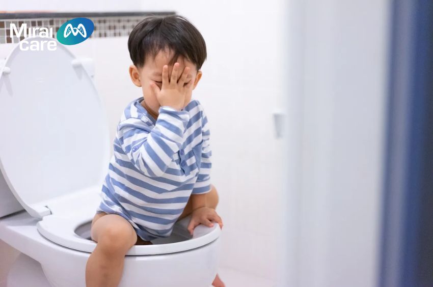 Trẻ bị táo bón gặp khó khăn trong việc đi vệ sinh