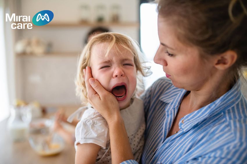 Trẻ có hành vi tiêu cực để né tránh bị ép ăn