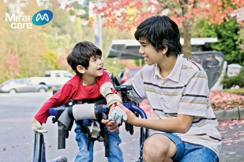 Trẻ có thể giao tiếp bằng mắt và thể hiện rõ cảm xúc của mình 
