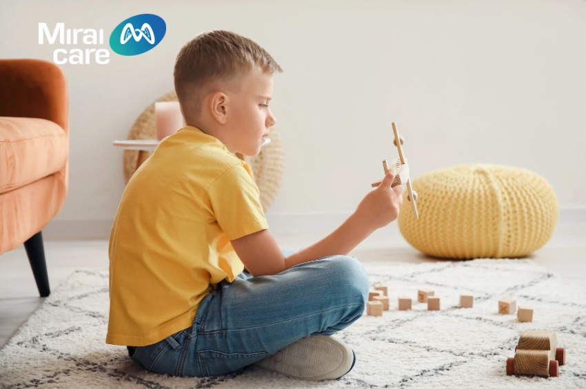 Trẻ dễ bị thu hút bởi các vật thể chuyển động