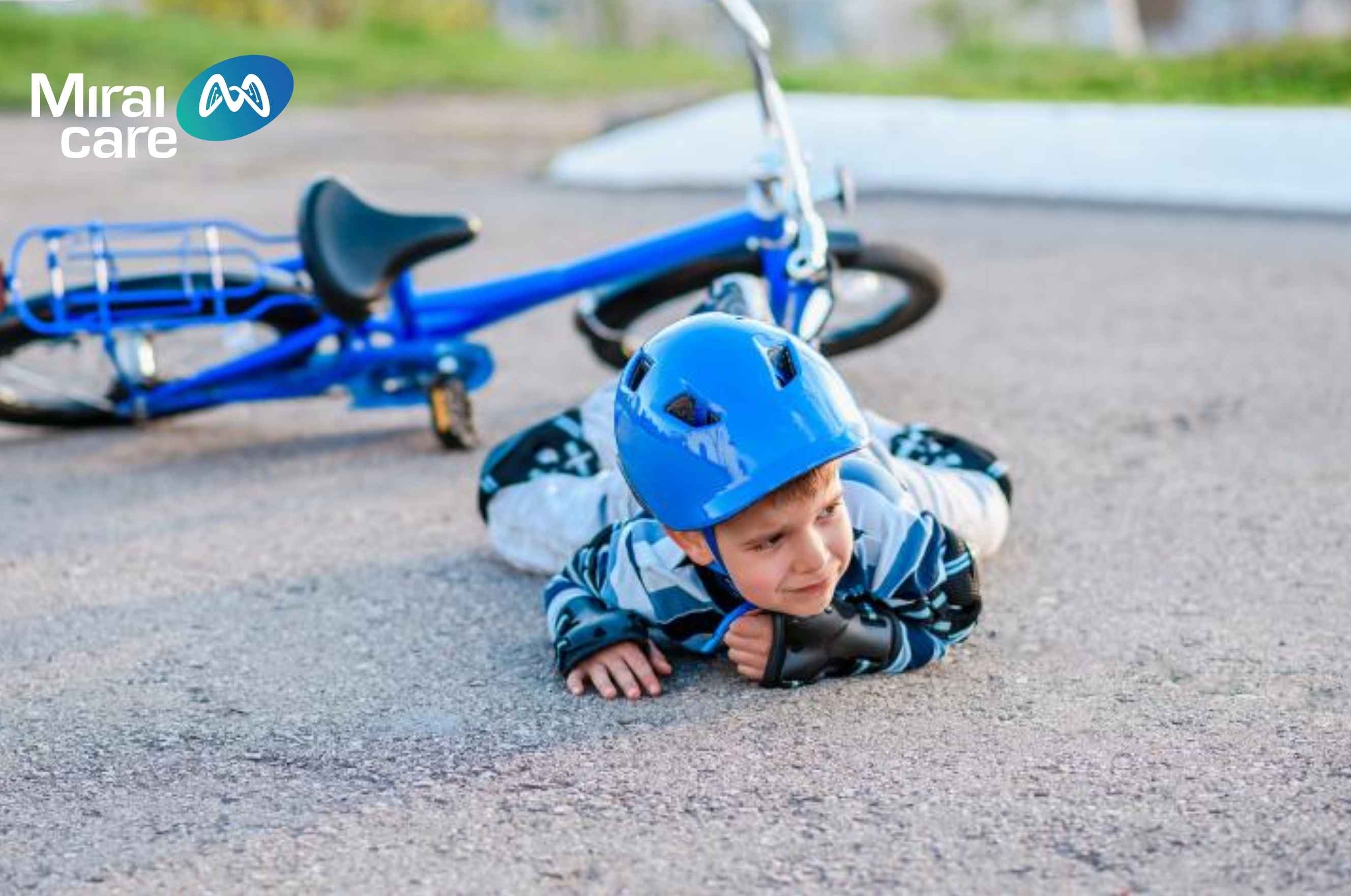 Trẻ khó giữ thăng bằng, khó đứng lên hơn bình thường