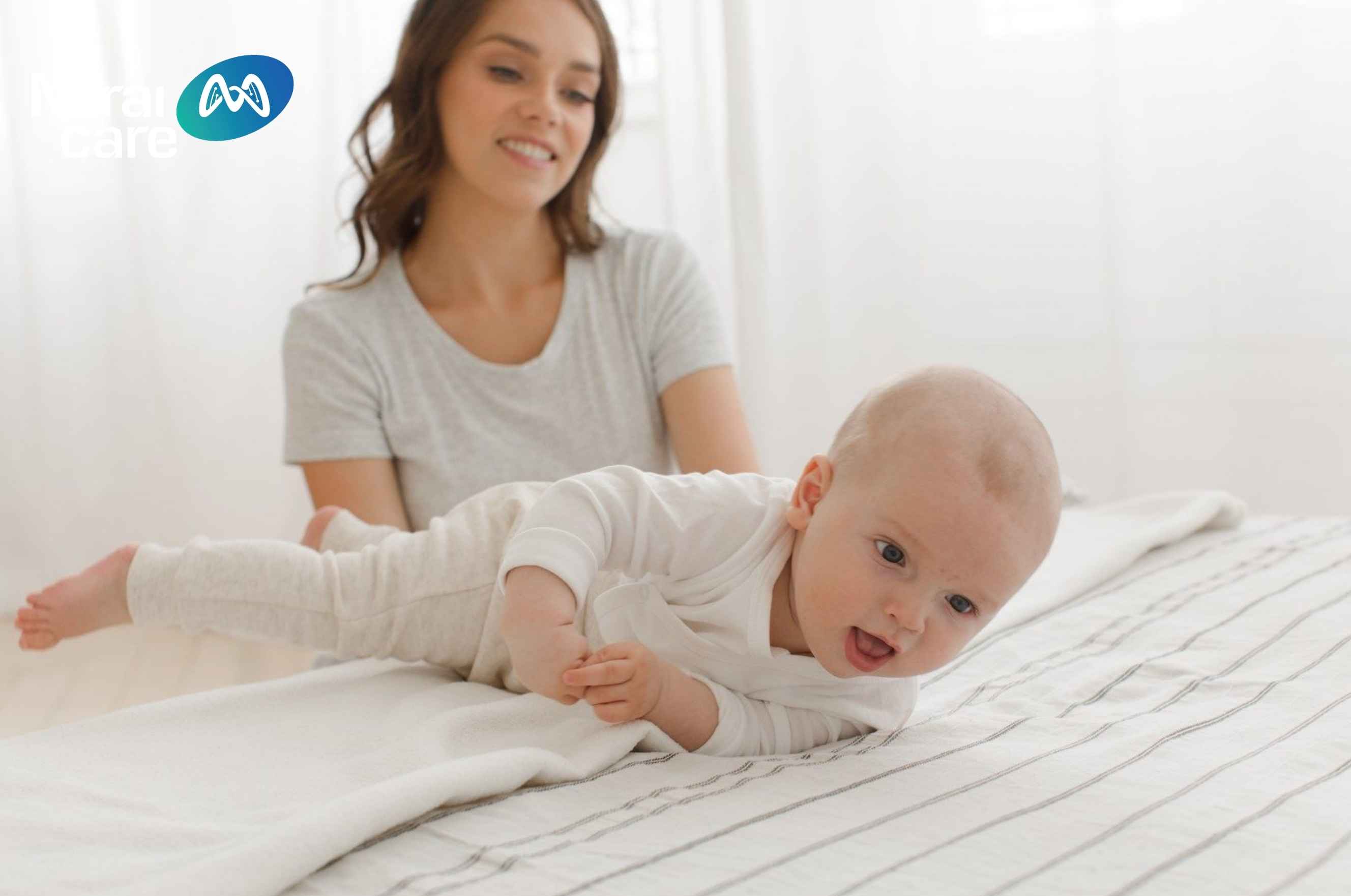 Trẻ không biết ngồi một mình hoặc phải dựa vào để ngồi
