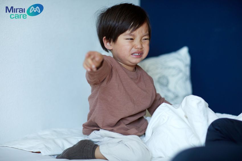Trẻ phản ứng thái quá, tức giận, hoảng loạn khi món đồ yêu thích bị mang đi 