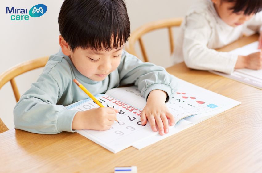 Trẻ quá thích con số đôi khi không phải trẻ có tư duy vượt trội mà chính là dấu hiệu cảnh báo trong quá trình phát triển của trẻ